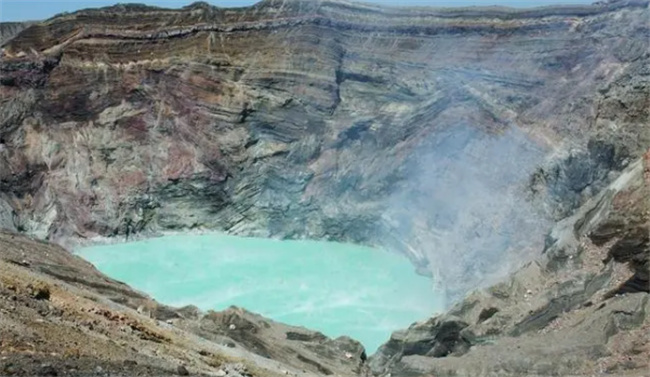 最大的火山口阿苏山周长120多千米 世界上最大的火山口是日本的阿苏山火山口